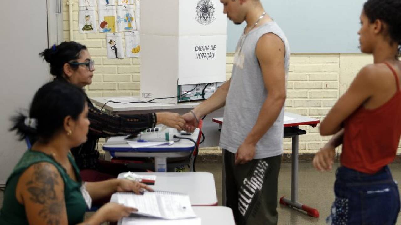 Brasileiros voltam às urnas no domingo para escolher presidente da República e seis governadores