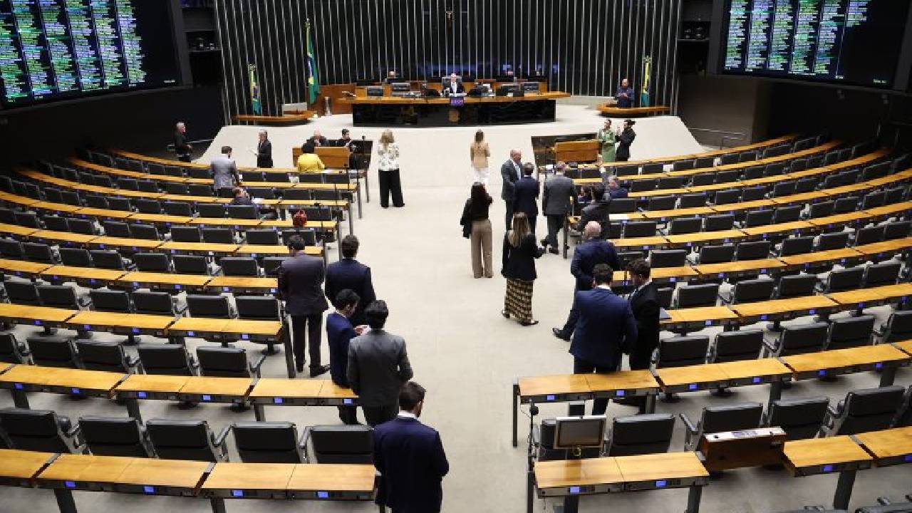 Câmara pode votar mudanças no Código Penal e suspensão da carteira de motorista por abandono de animais