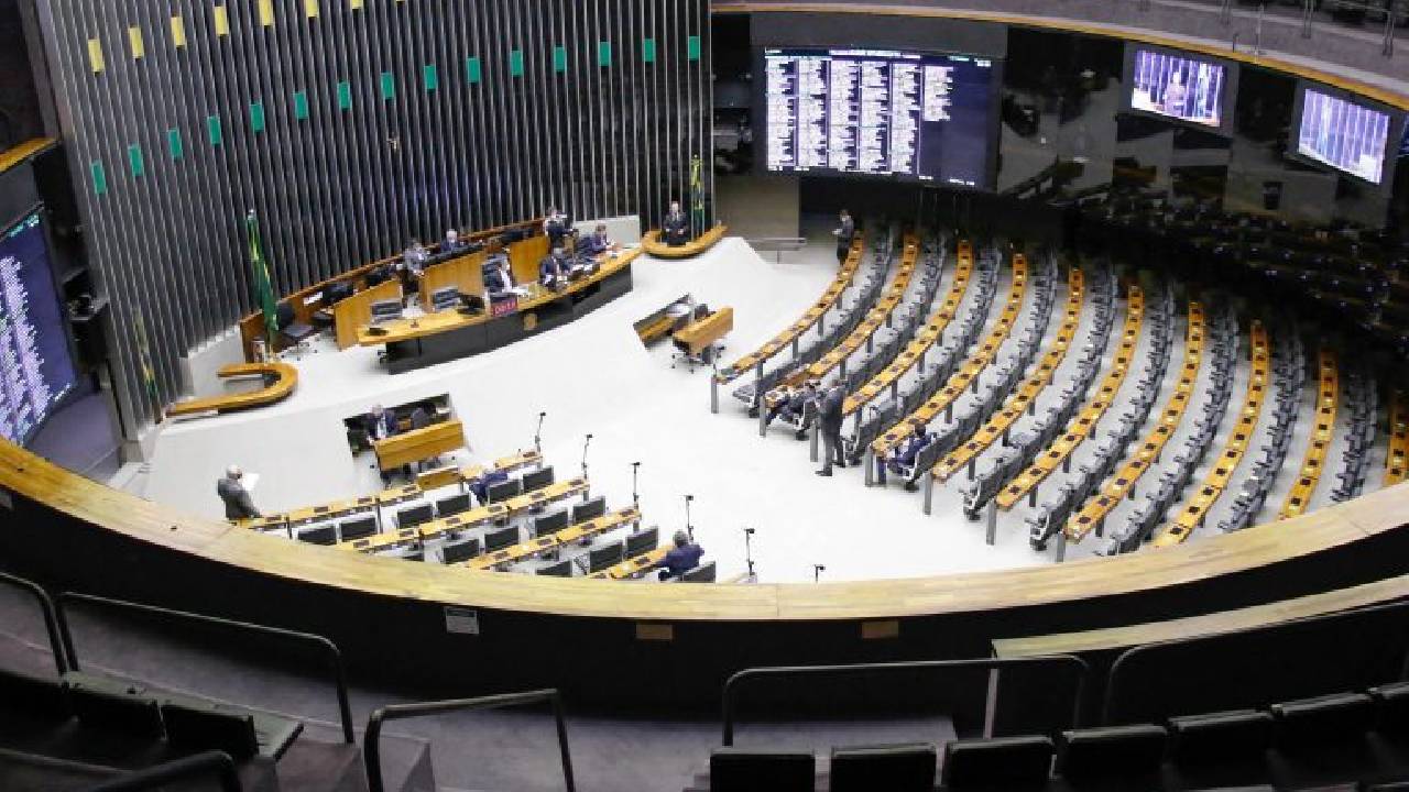 Câmara pode votar sistema de combate ao feminicídio e regras para conter preço de combustíveis