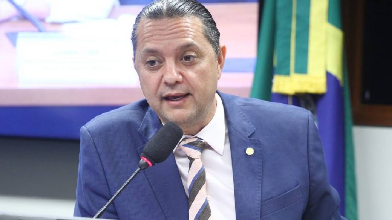 Comissão aprova cordão de fita roxa como símbolo para identificar pessoas com Alzheimer