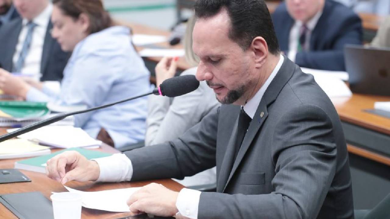 Comissão aprova incentivo fiscal para empresas que contratarem pessoas desempregadas há mais de 12 meses