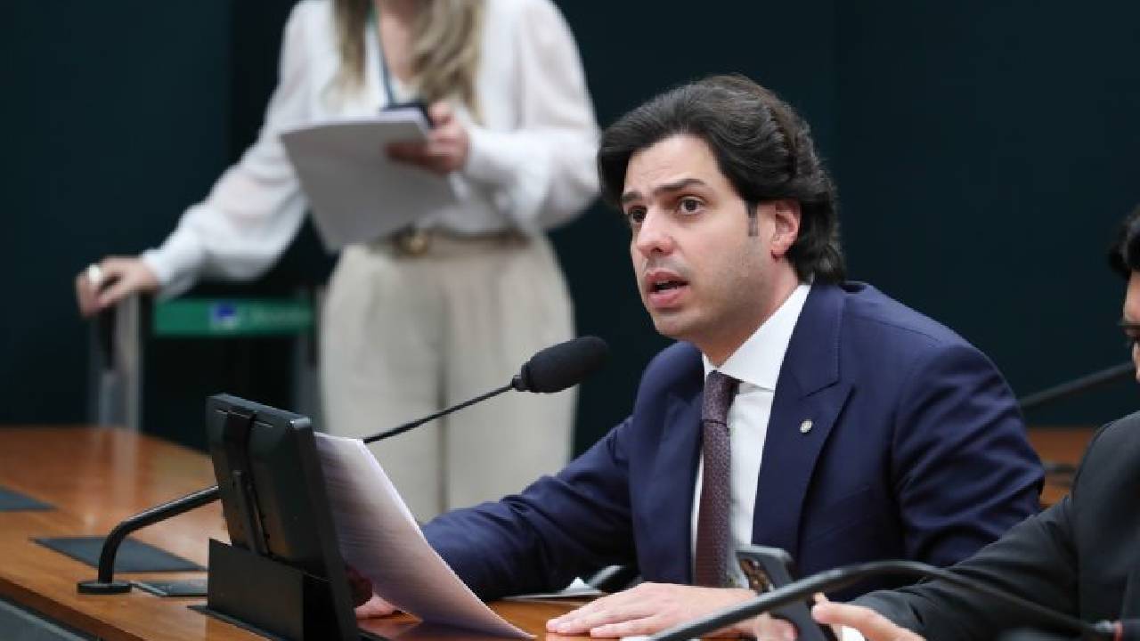 Comissão aprova inclusão de cadernos e lápis em programa de material didático