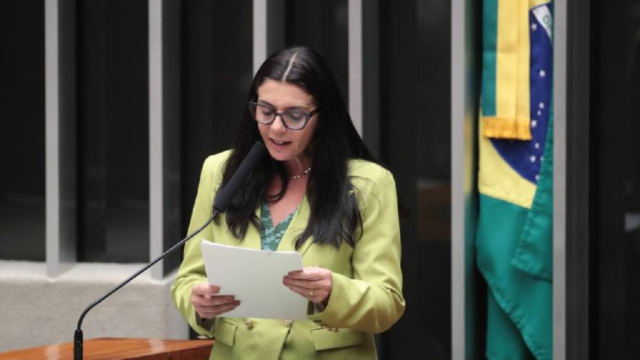 Comissão aprova projeto que garante escolta policial para mulher denunciar agressor