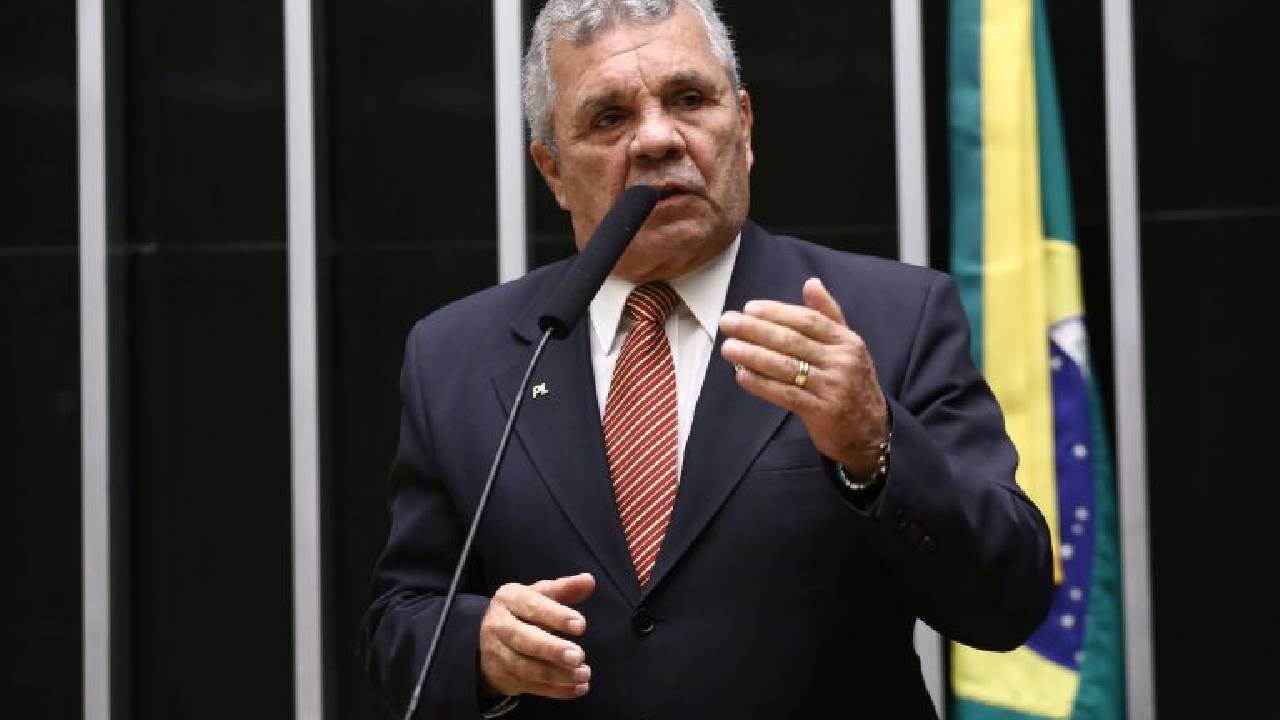 Comissão aprova projeto que proíbe armas para quem tem medida protetiva