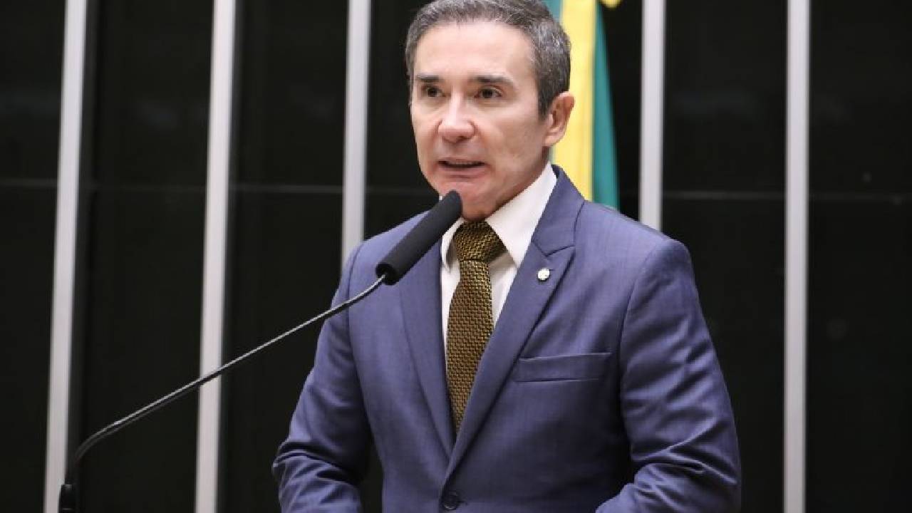 Comissão de Educação aprova projeto que proíbe uso de contêineres e lonas em escolas