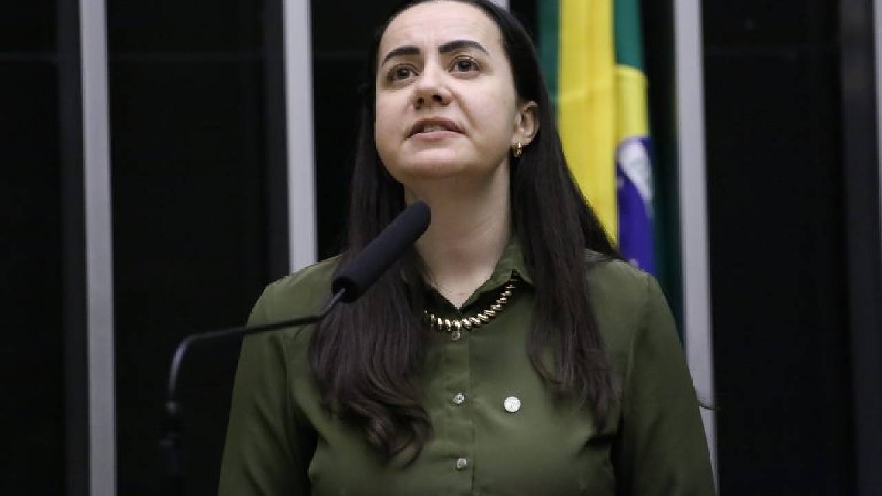 Comissão de Educação aprova proposta que exige noções de Libras de gestores escolares