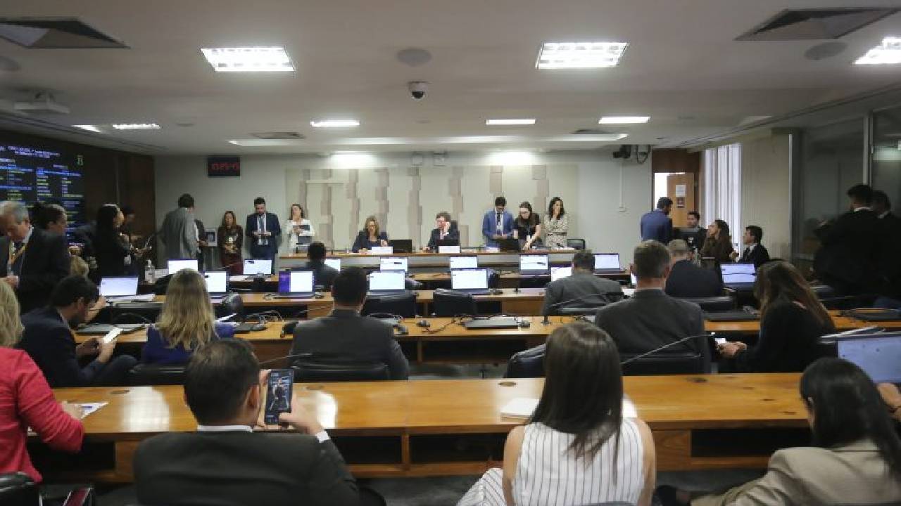 Comissão mista aprova fim da 