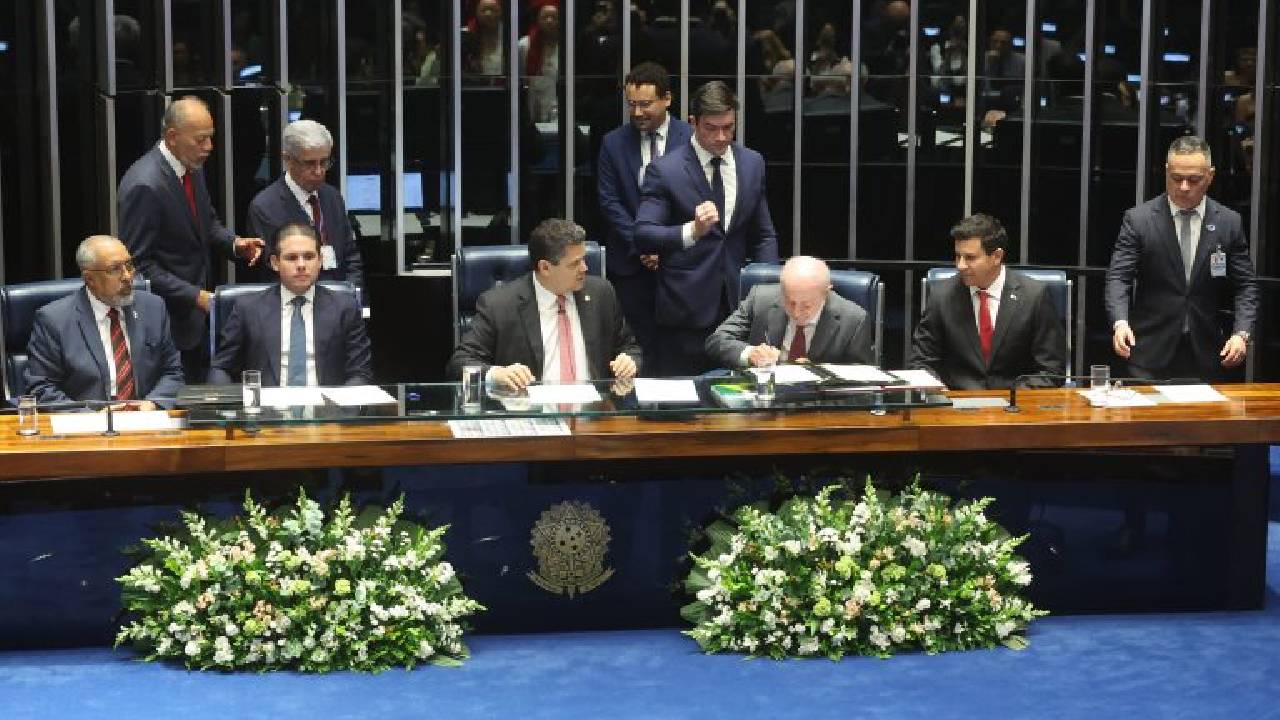 Congresso promulga o fim da escala 6x1 e aposentadoria especial para agentes de saúde