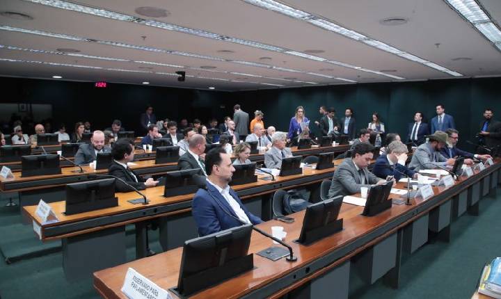 Conselho de Ética analisa processos contra deputados nesta terça-feira