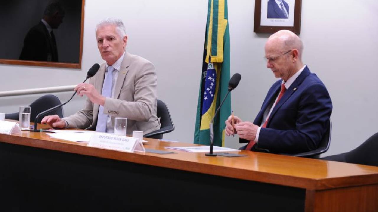 Debatedores criticam 