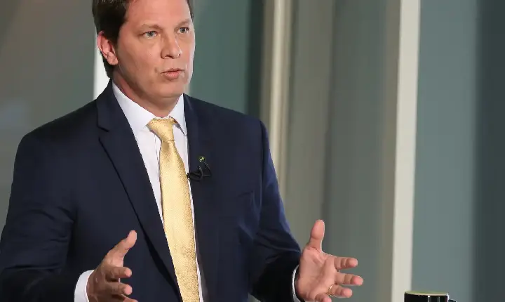 Dino cita risco de evasão e proíbe deputado Mario Frias de deixar país