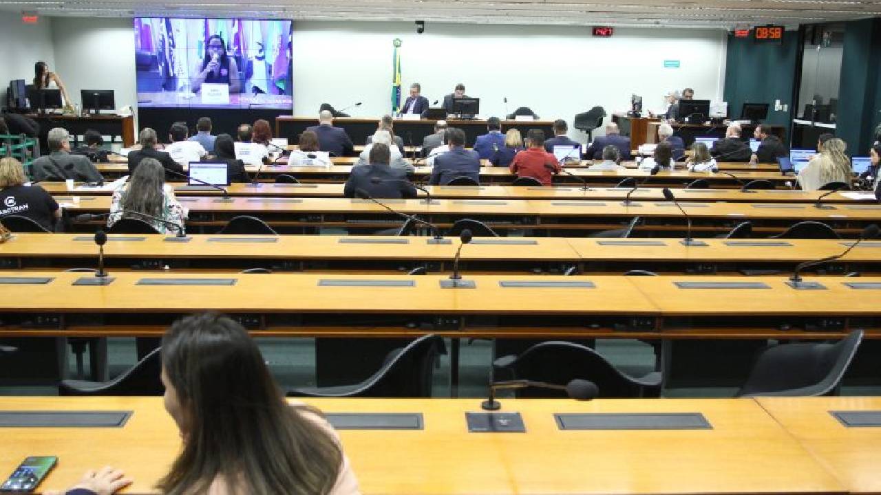 Especialistas sugerem permissão para jovens de 16 anos dirigirem com supervisão