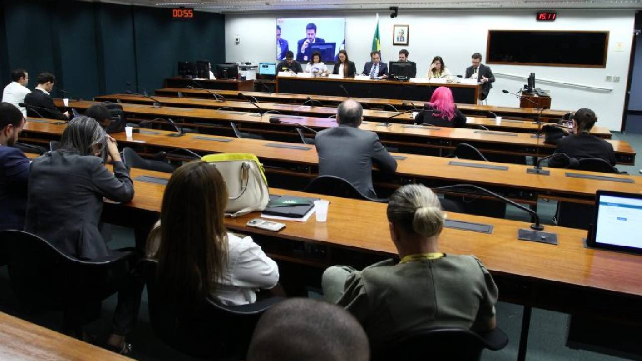 Estudantes e representantes de faculdades particulares pedem revisão de regras do Fies
