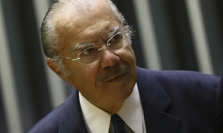 Ex-presidente José Sarney segue internado em hospital de São Paulo