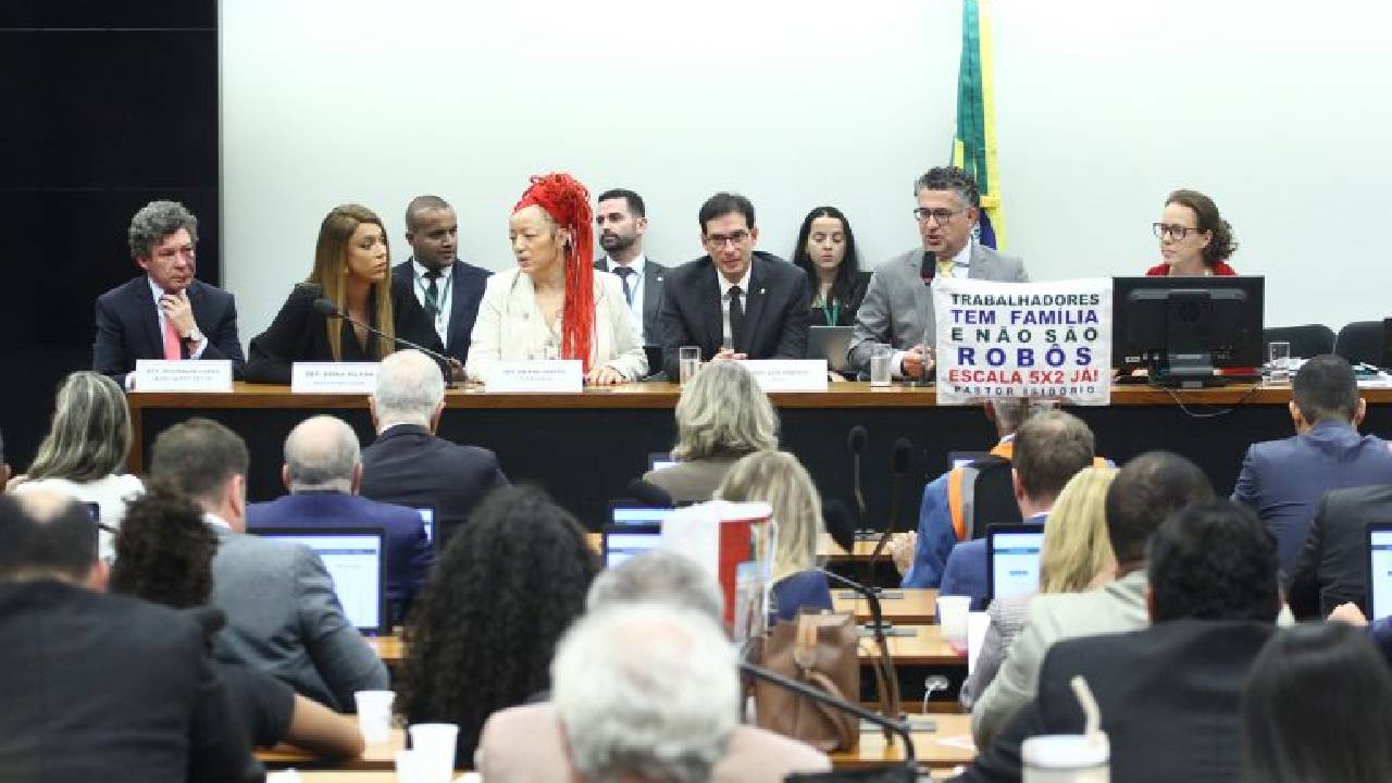 Fim da escala 6x1: relator propõe jornada de 40h semanais com transição de 14 meses; votação será nesta quarta