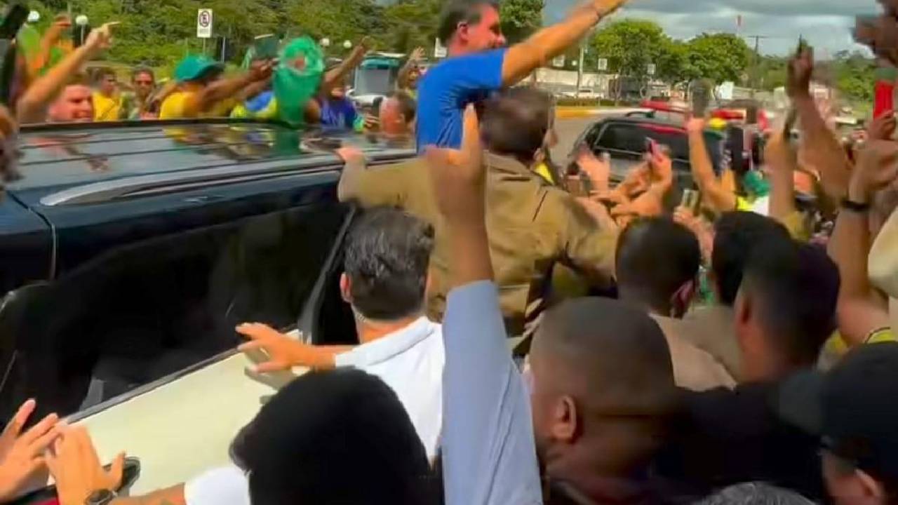 Flávio Bolsonaro desembarca em Santarém para agenda política e mobiliza apoiadores no oeste do Pará