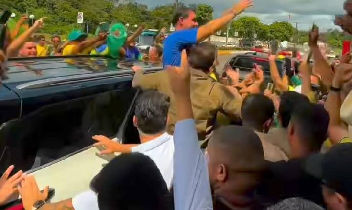 Flávio Bolsonaro desembarca em Santarém para agenda política e mobiliza apoiadores no oeste do Pará