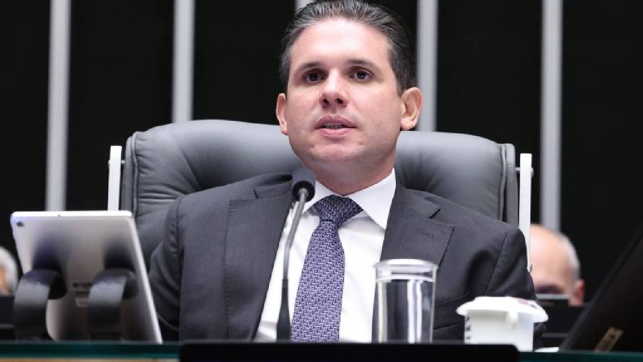 Hugo Motta comemora aprovação de projeto de combate à violência contra mulheres