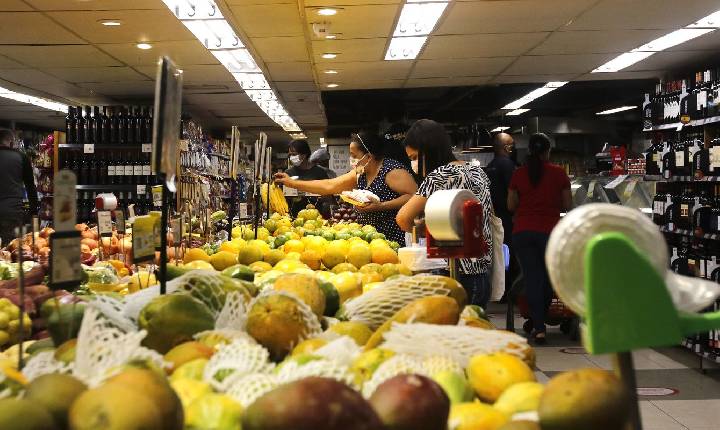INPC, inflação que corrige salários, acumula 4,29% em 12 meses