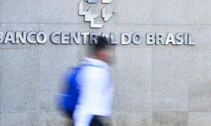 Juros elevados mantêm pressão sobre endividamento das famílias