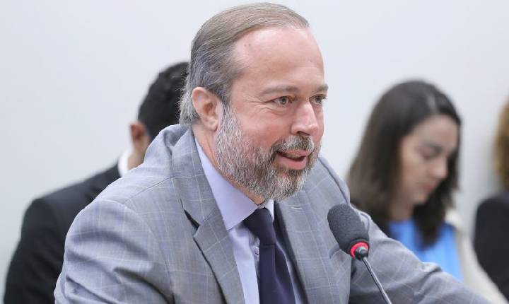 Ministro de Minas e Energia presta esclarecimentos sobre setor elétrico nesta terça
