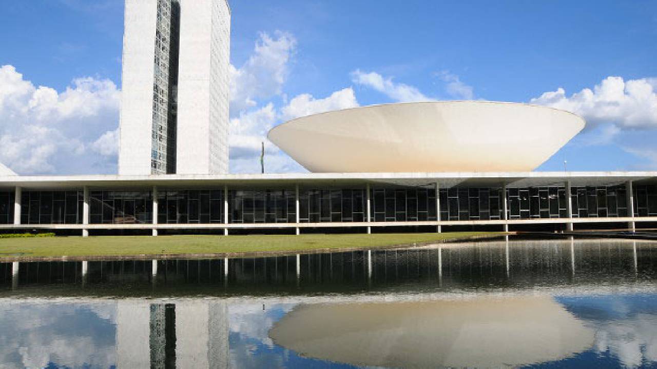MP prevê R$ 18,5 bilhões em crédito para exportadores afetados por novo tarifaço dos EUA