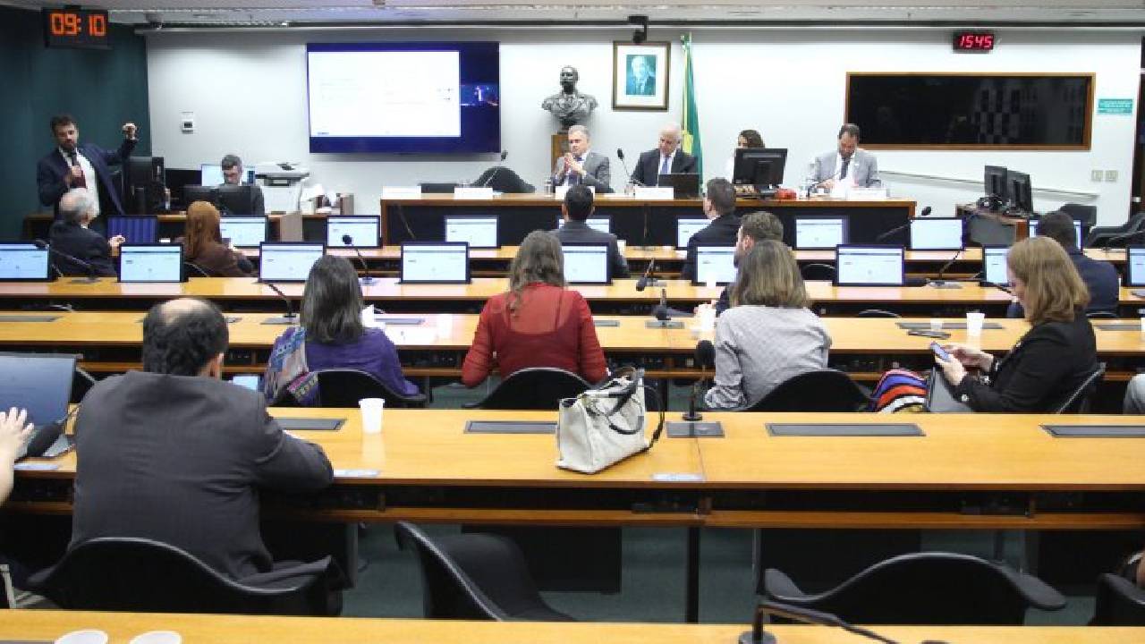 Pirataria aumenta informalidade e custos para a indústria, dizem especialistas em debate na Câmara