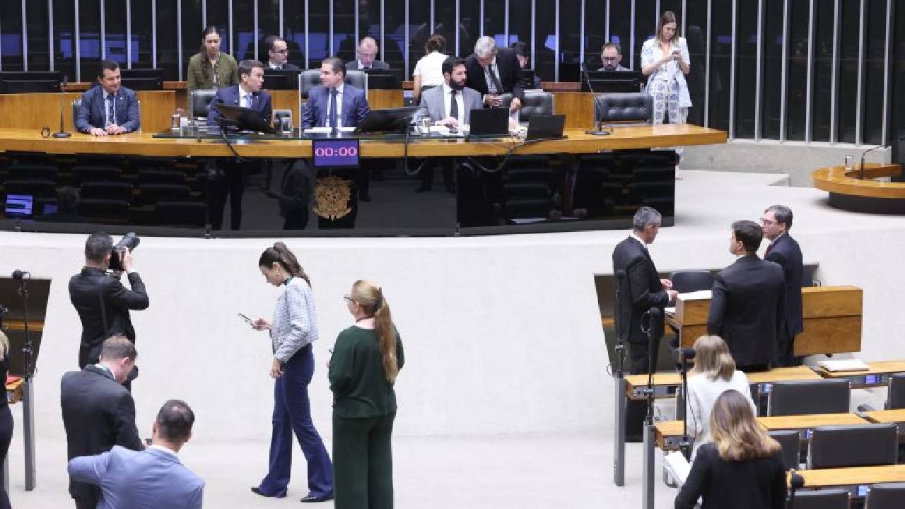 Plenário inicia sessão com votação de requerimentos de urgência; acompanhe