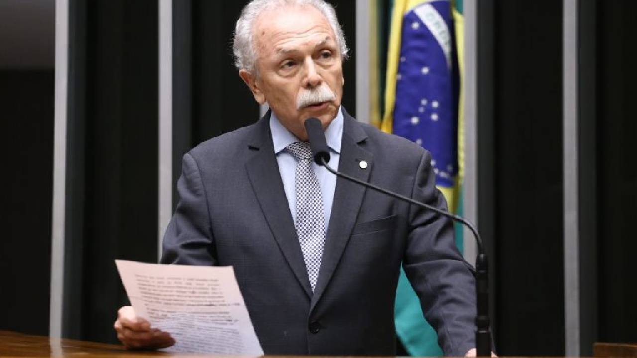 Projeto prevê substituição gradual de plásticos descartáveis no setor público e em escolas