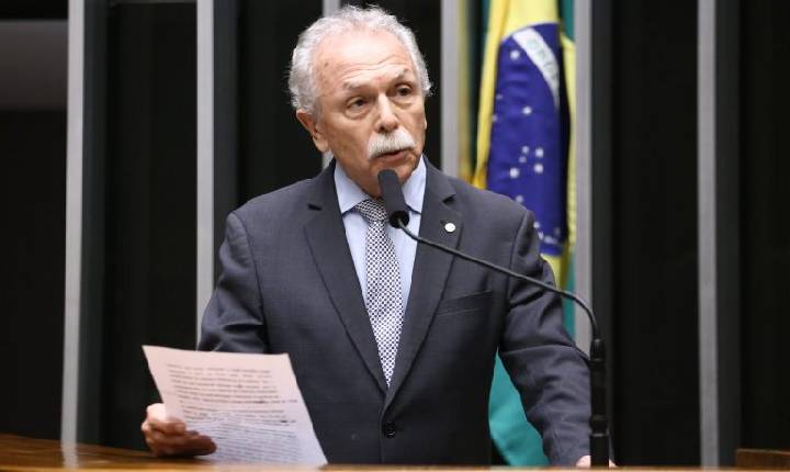Projeto prevê substituição gradual de plásticos descartáveis no setor público e em escolas