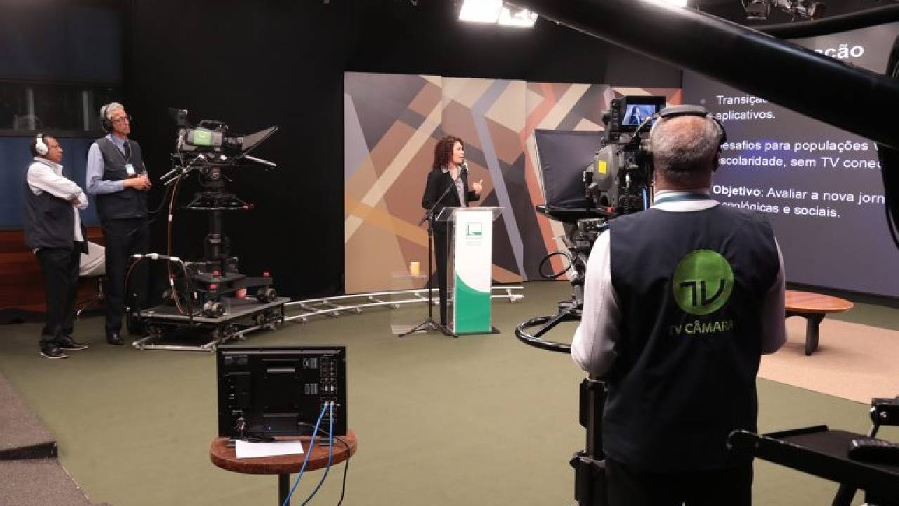 Rede Legislativa de Rádio e TV faz cobertura da eleição ao vivo e em tempo integral