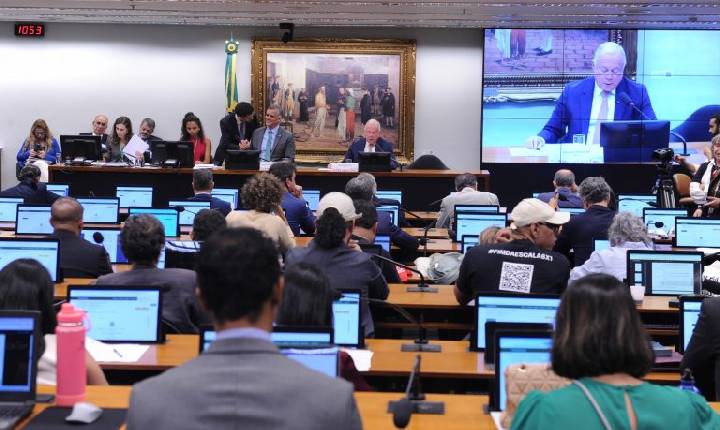 Relator é favorável ao fim da escala de trabalho 6x1; votação das propostas na comissão é adiada