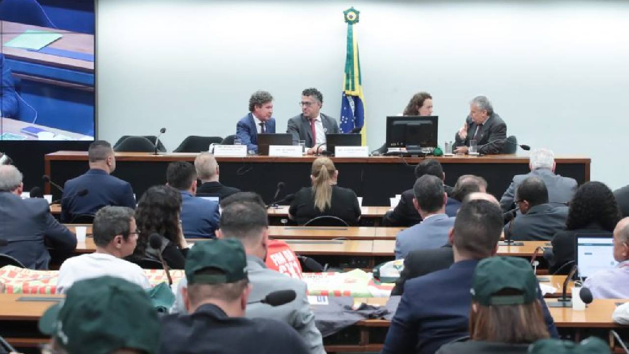 Representantes de centrais sindicais pedem fim da escala 6x1 sem transição