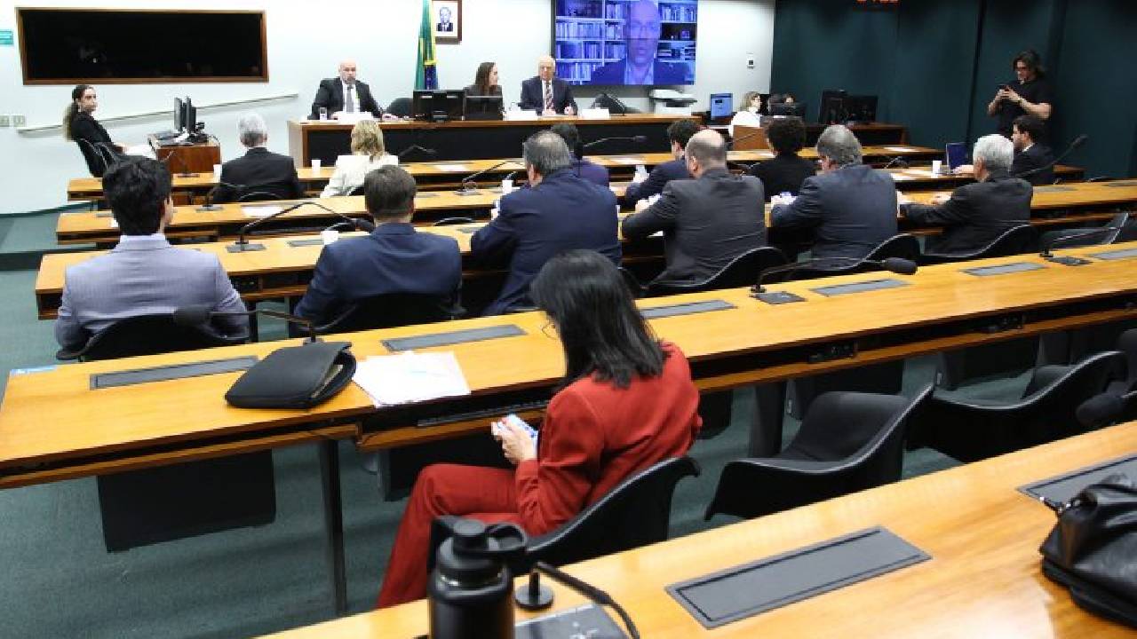 Setor empresarial pede redução de encargos trabalhistas e critica fim da escala 6x1