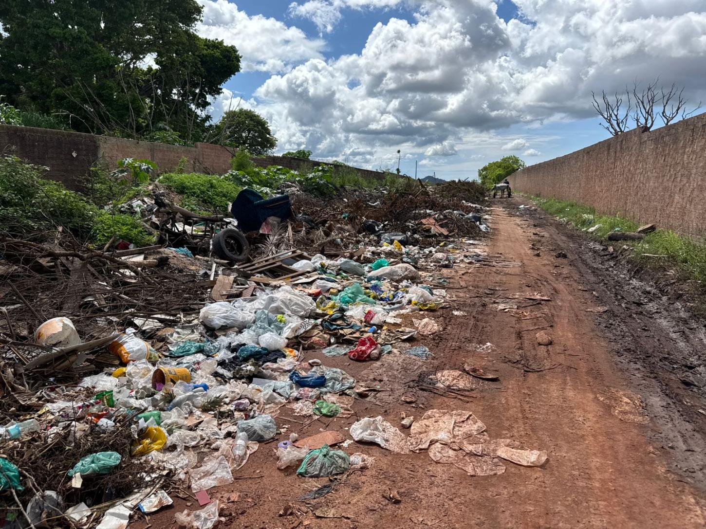 Moradores denunciam abandono e sujeira na Rua Jader Barbalho, em Santarém