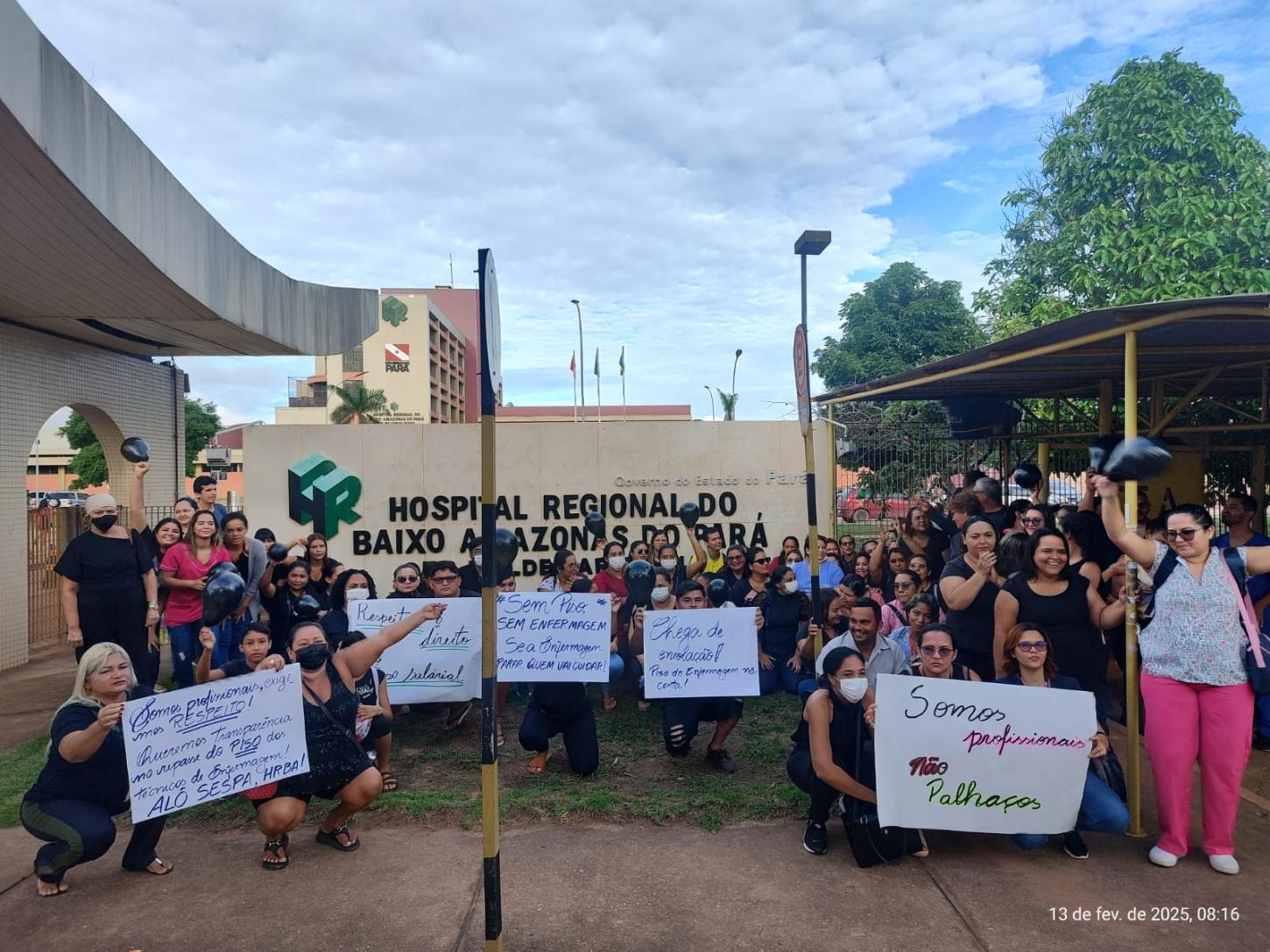 Profissionais de enfermagem protestam em frente ao HRBA por pagamento do piso salarial