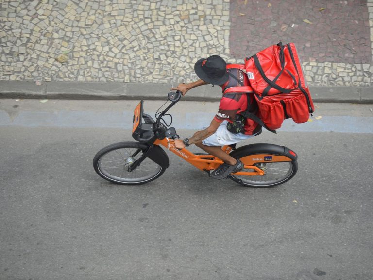 Comissão pode votar projeto sobre regulamentação do trabalho por aplicativo