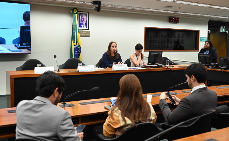 Debatedores divergem sobre modelo de exame de proficiência médica