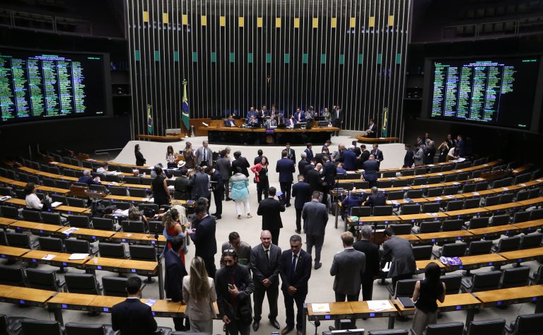 Deputados analisam em Plenário a PEC da Segurança Pública; acompanhe