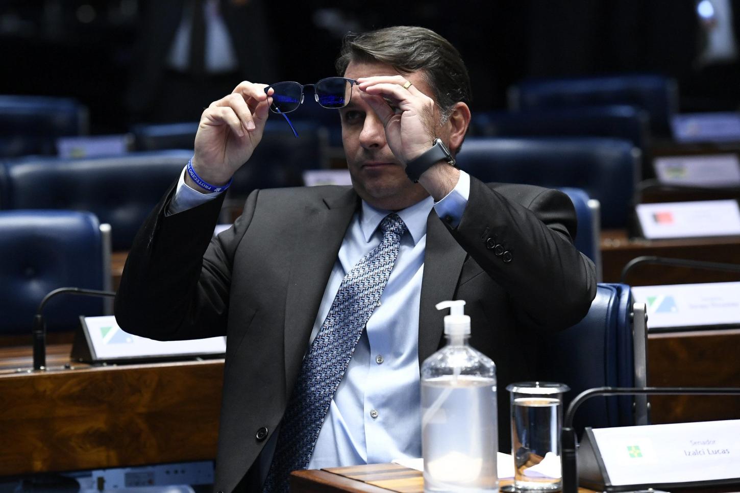 Flávio Bolsonaro abre vantagem numérica sobre Lula no 2º turno, dentro da margem de erro, diz pesquisa