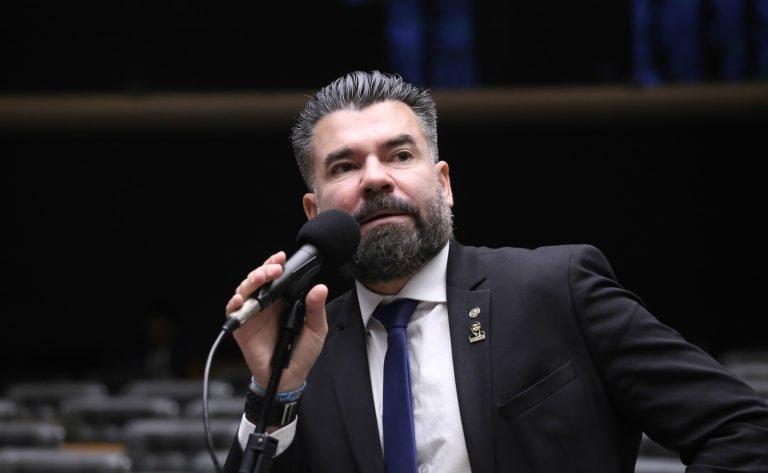 Relatoria de Delegado Caveira impulsiona aprovação de projeto que fixa altura mínima para forças de segurança