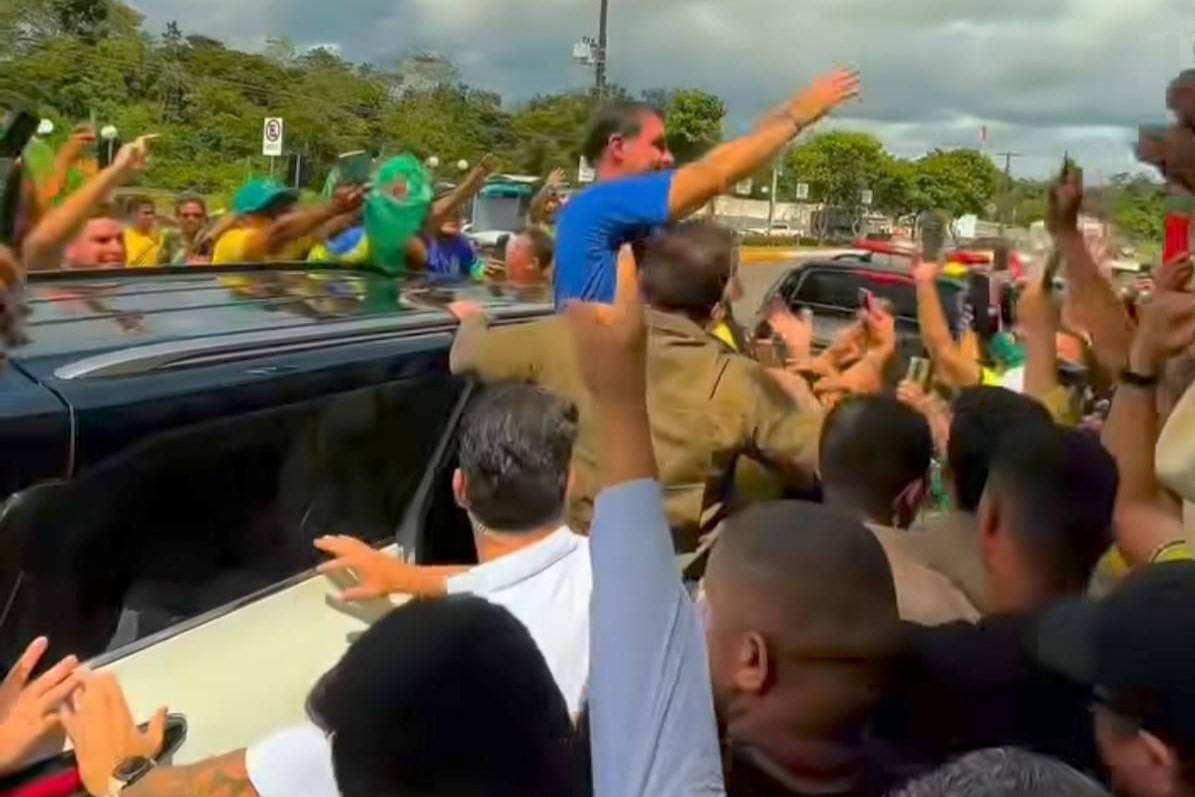 Flávio Bolsonaro desembarca em Santarém para agenda política e mobiliza apoiadores no oeste do Pará