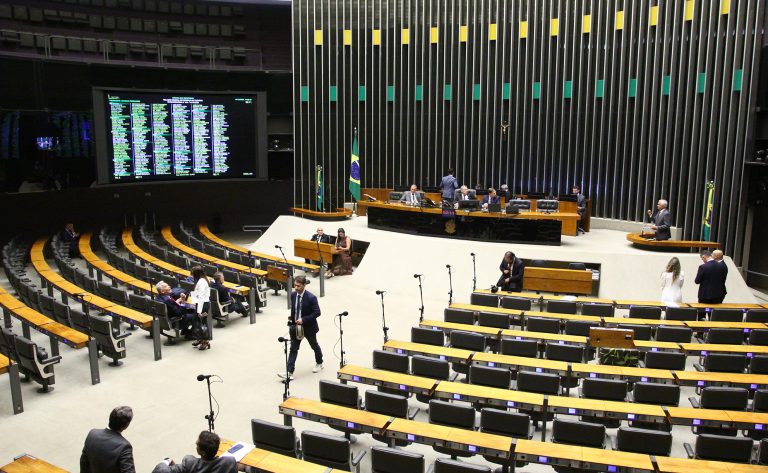 Câmara aprova MP que torna obrigatória a aprovação em exame para exercer a medicina; acompanhe