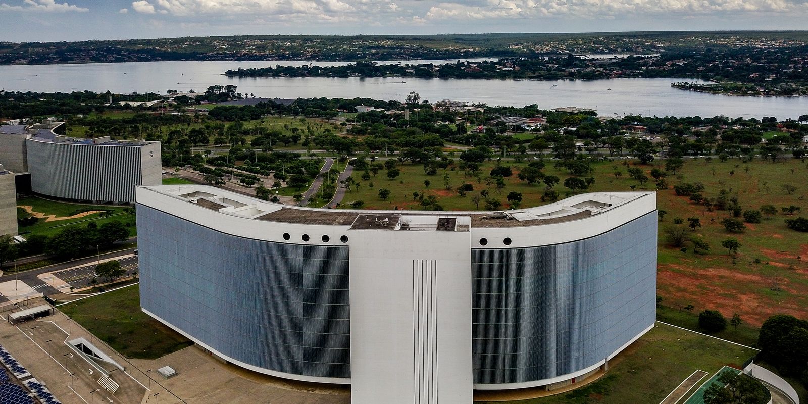 TSE determina isonomia após IA da Meta barrar imagens de Lula